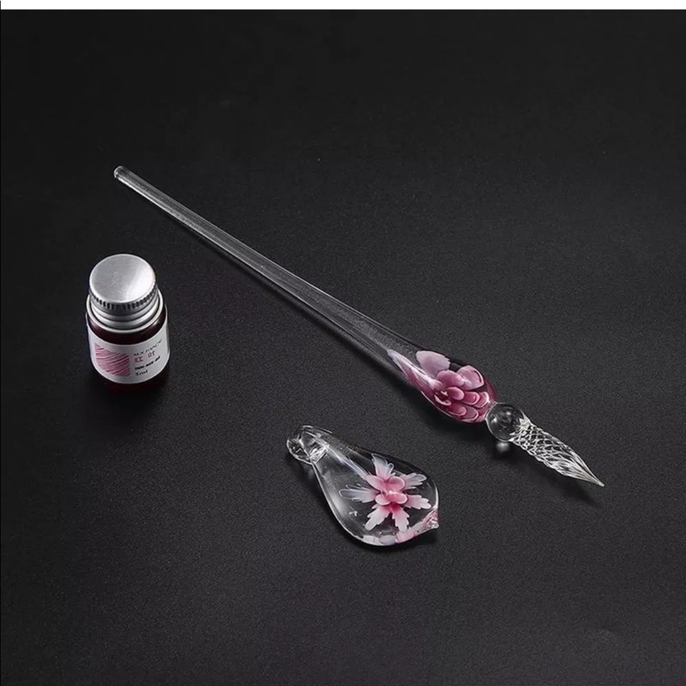 Vintage Glass Pen w/ Ink😍